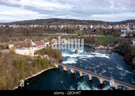 Drohnenaufnahme, Drohnenaufnahme des Rheinfalls, Ansicht von Schloss Laufen am Rheinfall mit Eisenbahnbrücke, Neuhausen am Rheinfall, Kanton Schaffhausen Stockfoto