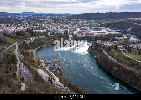 Drohnenaufnahme, Drohnenaufnahme, Weitwinkel Rheinfall, Blick auf Schloss Laufen am Rheinfall mit Anlegestelle für Touristenboote, Neuhausen am Rheinfall Stockfoto