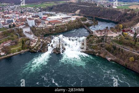 Drohnenaufnahme, Drohnenaufnahme des Rheinfalls, Ansicht Schloss Laufen am Rheinfall, Neuhausen am Rheinfall, Kanton Schaffhausen, Schweiz Stockfoto