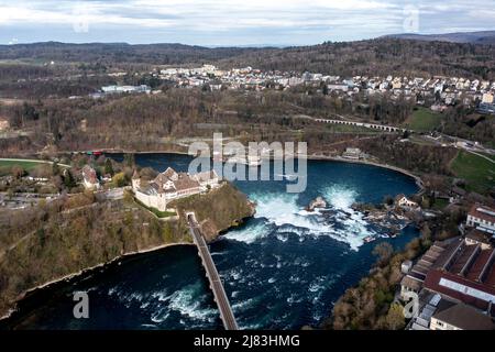 Drohnenaufnahme, Drohnenaufnahme des Rheinfalls, Ansicht von Schloss Laufen am Rheinfall mit Eisenbahnbrücke, Neuhausen am Rheinfall, Kanton Schaffhausen Stockfoto