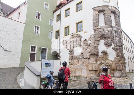 Radtouristik-Familie vor der Porta Praetoria (Reste des römischen Legionärslagers), Regensburg, Deutschland Stockfoto