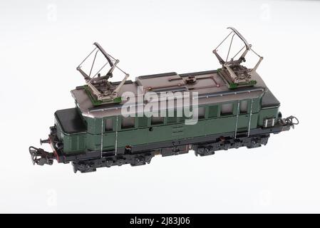 Maerklin H0, elektrische Lokomotive 44039 Baujahr 1964, auf weißem Hintergrund, Studioaufnahme Stockfoto