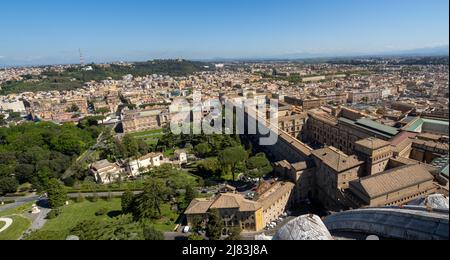 Blick vom Petersdom auf die Vatikanischen Gaerten und die vatikanischen Museen, Vatikanstadt, Rom, Latium, Italien Stockfoto