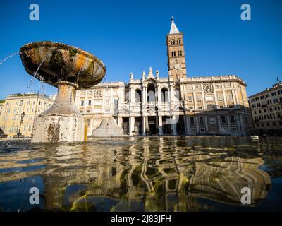 Kirche Santa Maria Maggiore im Morgenlicht, Brunnen vor der Piazza di Santa Maria Maggiore, Rom, Latium, Italien Stockfoto