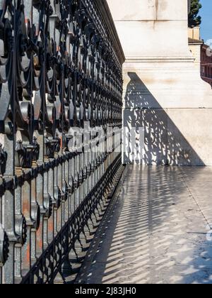 Schatten am Zaun vor dem Monumento Nazionale a Vittorio Emanuele II, Vittoriano, Denkmal für Victor Emmanuel, Nationales Denkmal für Victor Stockfoto