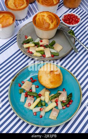 Schwäbische Küche, Pfitzauf mit Spargelsalat und Honauforelle, grünem und weißem Spargel, Gemüse, Fisch, geräucherter Forelle, Granatapfelkernen Stockfoto