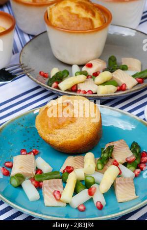 Schwäbische Küche, Pfitzauf mit Spargelsalat und Honauforelle, grünem und weißem Spargel, Gemüse, Fisch, geräucherter Forelle, Granatapfelkernen Stockfoto