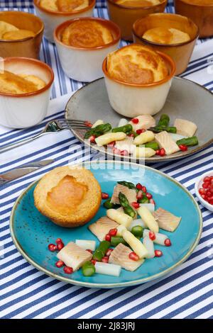 Schwäbische Küche, Pfitzauf mit Spargelsalat und Honauforelle, grünem und weißem Spargel, Gemüse, Fisch, geräucherter Forelle, Granatapfelkernen Stockfoto