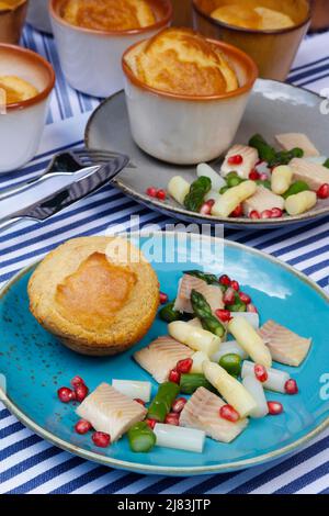 Schwäbische Küche, Pfitzauf mit Spargelsalat und Honauforelle, grünem und weißem Spargel, Gemüse, Fisch, geräucherter Forelle, Granatapfelkernen Stockfoto