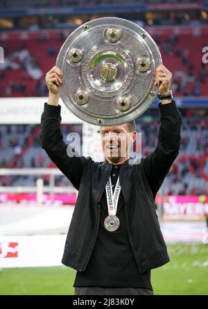 Trainer Julian Nagelsmann von Bayern München mit Meisterschale Deutscher Fußball Meister 2022 FC Bayern MŸnchen München München , Deutschland 9.4.2022 FC Bayern München VFB Stuttgart Fußball Fußball Fußball Bundesliga Saison 2021 / 2022 in der Allianz Arena © diebilderwelt / Alamy Stock Stockfoto