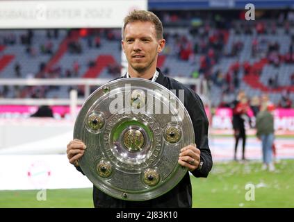 Trainer Julian Nagelsmann von Bayern München mit Meisterschale Deutscher Fußball Meister 2022 FC Bayern MŸnchen München München , Deutschland 9.4.2022 FC Bayern München VFB Stuttgart Fußball Fußball Fußball Bundesliga Saison 2021 / 2022 in der Allianz Arena © diebilderwelt / Alamy Stock Stockfoto