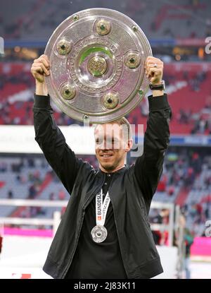 Trainer Julian Nagelsmann von Bayern München mit Meisterschale Deutscher Fußball Meister 2022 FC Bayern MŸnchen München München , Deutschland 9.4.2022 FC Bayern München VFB Stuttgart Fußball Fußball Fußball Bundesliga Saison 2021 / 2022 in der Allianz Arena © diebilderwelt / Alamy Stock Stockfoto