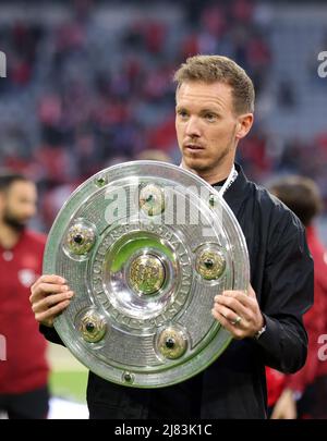 Trainer Julian Nagelsmann von Bayern München mit Meisterschale Deutscher Fußball Meister 2022 FC Bayern MŸnchen München München , Deutschland 9.4.2022 FC Bayern München VFB Stuttgart Fußball Fußball Fußball Bundesliga Saison 2021 / 2022 in der Allianz Arena © diebilderwelt / Alamy Stock Stockfoto