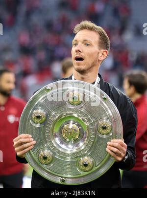 Trainer Julian Nagelsmann von Bayern München mit Meisterschale Deutscher Fußball Meister 2022 FC Bayern MŸnchen München München , Deutschland 9.4.2022 FC Bayern München VFB Stuttgart Fußball Fußball Fußball Bundesliga Saison 2021 / 2022 in der Allianz Arena © diebilderwelt / Alamy Stock Stockfoto