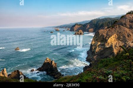 Zerklüftete Felsen im Meer, Küstenlandschaft mit zerklüfteten Klippen, Samuel H. Boardman State Scenic Corridor, Indian Sands Trail, Oregon, USA Stockfoto