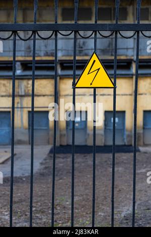 Hochspannungs-Schild am Zaun. Hochwertige Fotos Stockfoto