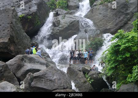 Sylhet, Mexiko-Stadt, Bangladesch. 11.. Mai 2022. Touristen genießen das Wetter mitten im Jaflong-Distrikt Sylhet in Bangladesch, der an der Grenze zwischen Bangladesch und dem indischen Bundesstaat Meghalaya liegt und von subtropischen Bergen und Regenwäldern überschattet wird. Am 11. Mai 2022 in Sylhet, Bangladesch. (Bild: © MD Rafayat Haque Khan/eyepix via ZUMA Press Wire) Stockfoto