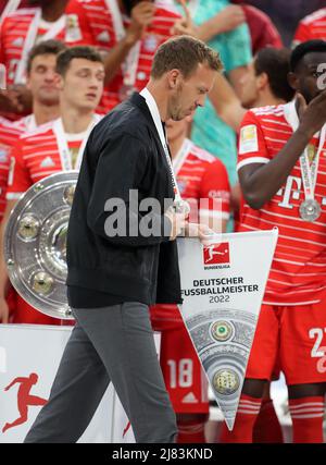Trainer Julian Nagelsmann von Bayern München mit Meisterwimpel Deutscher Fußball Meister 2022 FC Bayern MŸnchen München München , Deutschland 9.4.2022 FC Bayern München VFB Stuttgart Fußball Fußball Fußball Bundesliga Saison 2021 / 2022 in der Allianz Arena © diebilderwelt / Alamy Stock Stockfoto