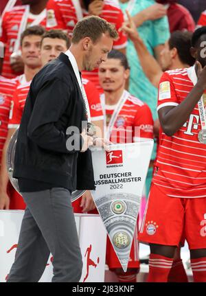 Trainer Julian Nagelsmann von Bayern München mit Meisterwimpel Deutscher Fußball Meister 2022 FC Bayern MŸnchen München München , Deutschland 9.4.2022 FC Bayern München VFB Stuttgart Fußball Fußball Fußball Bundesliga Saison 2021 / 2022 in der Allianz Arena © diebilderwelt / Alamy Stock Stockfoto