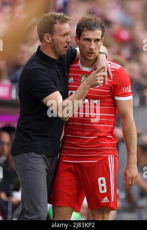 Trainer Julian Nagelsmann von Bayern München Leon Goretzka von Bayern München Deutscher Fußball Meister 2022 FC Bayern MŸnchen München München , Deutschland 9.4.2022 FC Bayern München VFB Stuttgart Fußball Fußball Bundesliga Saison 2021 / 2022 in der Allianz Arena © diebilderwelt / Alamy Stock Stockfoto
