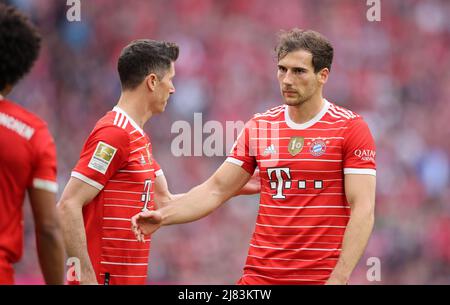 Leon Goretzka von Bayern München Robert Lewandowski von Bayern München Deutscher Fußball Meister 2022 FC Bayern MŸnchen München München , Deutschland 9.4.2022 FC Bayern München VFB Stuttgart Fußball Fußball Fußball Bundesliga Saison 2021 / 2022 in der Allianz Arena © diebilderwelt / Alamy Stock Stockfoto