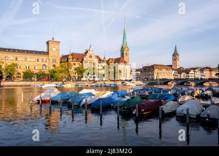 Fraumünster und Kirchturm St. Peter, Limmat in der Altstadt von Zürich, Schweiz Stockfoto