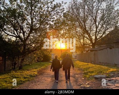 Dnipro, Dnipro, Ukraine. 12.. Mai 2022. Ein älteres ukrainisches Paar geht während des Sonnenuntergangs in einem Dorf in Dnipro, inmitten der anhaltenden russischen Invasion in der Ukraine. (Bild: © Daniel Ceng Shou-Yi/ZUMA Press Wire) Stockfoto