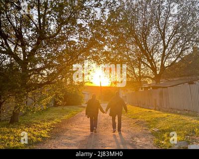 Dnipro, Dnipro, Ukraine. 12.. Mai 2022. Ein älteres ukrainisches Paar geht während des Sonnenuntergangs in einem Dorf in Dnipro, inmitten der anhaltenden russischen Invasion in der Ukraine. (Bild: © Daniel Ceng Shou-Yi/ZUMA Press Wire) Stockfoto