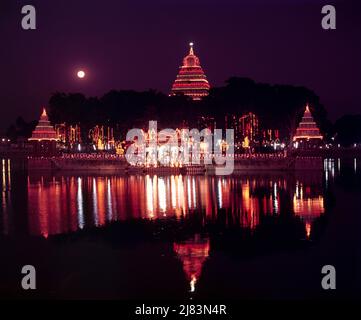 Beleuchteter Mariamman Teppakulam oder Vandiyur Tank während des Float Festivals in Madurai, Tamil Nadu, Indien, Asien Stockfoto