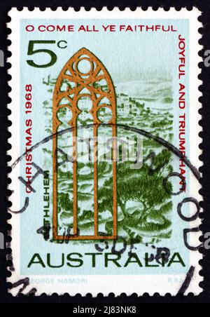 AUSTRALIEN - UM 1968: Eine in Australien gedruckte Briefmarke zeigt Ansicht von Bethlehem und Kirchenfenster, Weihnachten, um 1968 Stockfoto