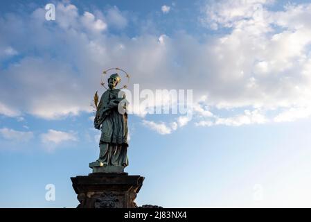 Heiliger Johannes von Nepomuk, Statue auf der Karlsbrücke, Karluv Most, 1683, Prag, Tschechien Stockfoto