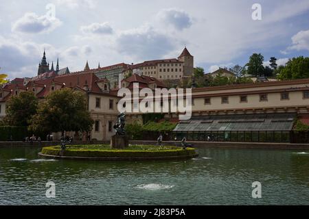 Prag, Tschechische Republik - 7. Mai 2022 - der Wallenstein-Garten an einem Frühlingsnachmittag Stockfoto