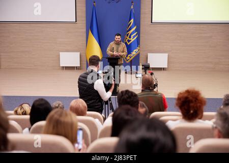 Kiew, Ukraine. 12.. Mai 2022. Der ukrainische Präsident Volodymyr Zelenskyy, der am 12. Mai 2022 in Kiew, Ukraine, das neu errichtete wissenschaftlich-praktische medizinische Zentrum für Pädiatrische Kardiologie und Herzchirurgie des Gesundheitsministeriums besucht, verleiht dem Internationalen Krankenschwestern-Tag Medaillen an medizinisches Personal. Quelle: Sarsenov Daniiar/Ukraine Presidency/Alamy Live News Stockfoto