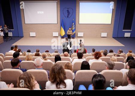 Kiew, Ukraine. 12.. Mai 2022. Der ukrainische Präsident Volodymyr Zelenskyy, der am 12. Mai 2022 in Kiew, Ukraine, das neu errichtete wissenschaftlich-praktische medizinische Zentrum für Pädiatrische Kardiologie und Herzchirurgie des Gesundheitsministeriums besucht, verleiht dem Internationalen Krankenschwestern-Tag Medaillen an medizinisches Personal. Quelle: Sarsenov Daniiar/Ukraine Presidency/Alamy Live News Stockfoto