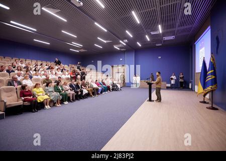 Kiew, Ukraine. 12.. Mai 2022. Der ukrainische Präsident Volodymyr Zelenskyy, der am 12. Mai 2022 in Kiew, Ukraine, das neu errichtete wissenschaftlich-praktische medizinische Zentrum für Pädiatrische Kardiologie und Herzchirurgie des Gesundheitsministeriums besucht, verleiht dem Internationalen Krankenschwestern-Tag Medaillen an medizinisches Personal. Quelle: Sarsenov Daniiar/Ukraine Presidency/Alamy Live News Stockfoto