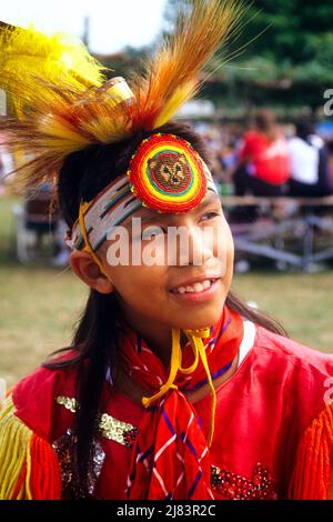 1990s LÄCHELND 12 Jahre ALTER CHIPPEWA-JUNGE MIT PERLTEM UND GEFIEDERTEM INDIANISCHEN KOPFSCHMUCK AUF INDISCHEM KRIEGSGEFANGENEN WOW - KI10227 NET002 HARS KOMMUNIKATIONSWETTBEWERB FREUDE FREUDE LIFESTYLE ZUFRIEDENHEIT FEIER PORTRÄTS LÄNDLICHE NATUR KOPIE RAUM MENSCHEN KINDER JUGENDLICHE INSPIRATION INDIANER MÄNNER UNTERHALTUNG SPIRITUALITÄT AMERIKANER ZEREMONIE FREIHEIT DARSTELLENDE KUNST MENSCHEN GESCHICHTE TRÄUME GLÜCK KOPF UND SCHULTERN FRÖHLICHES ABENTEUER POW POW WOW MENSCHEN TRADITION STOLZ FEIERTAGE LÄCHELT STAMM FEIERN KULTUR KOPFSCHMUCK FRÖHLICH STYLISCH UNTERSTÜTZUNG KOPFKLEID INDIANISCHE KLEIDUNG KONKURRENZ KREATIVITÄT Stockfoto