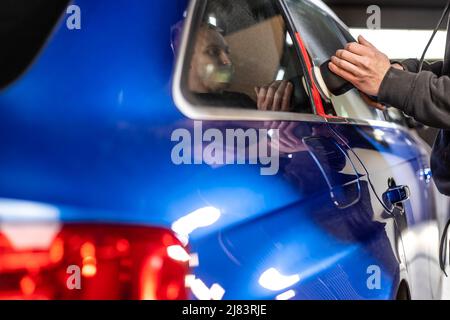 Auto-Mechaniker Arbeiter Polieren Auto an einem Automobil-Reparatur-und erneuern Service-Station-Shop durch Power-Puffer-Maschine, Automotive-Konzept Stockfoto