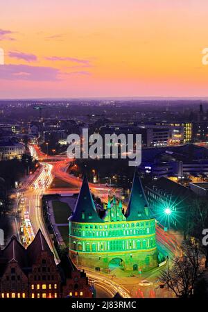 Grün beleuchtetes Holstentor am Abend von oben, ehemaliges Stadttor, Lübeck, Schleswig-Holstein, Deutschland Stockfoto