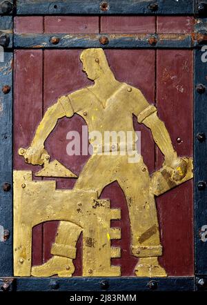 Historische Figur an der Tür zum Ratskeller, der den Freimaurerhandel vertritt, Lübeck, Schleswig-Holstein, Deutschland Stockfoto