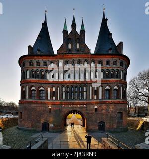 Holstentor, ehemaliges Weststadttor, Teil des UNESCO-Weltkulturerbes Lübecker Altstadt, Lübeck, Schleswig-Holstein, Deutschland Stockfoto