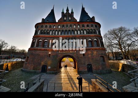 Holstentor, ehemaliges Weststadttor, Teil des UNESCO-Weltkulturerbes Lübecker Altstadt, Lübeck, Schleswig-Holstein, Deutschland Stockfoto