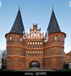 Holstentor, ehemaliges Weststadttor, Teil des UNESCO-Weltkulturerbes Lübecker Altstadt, Lübeck, Schleswig-Holstein, Deutschland Stockfoto