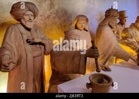 Historische Menschenfiguren aus Marzipan, Niederegger Marzipan Museum, Lübeck, Schleswig-Holstein, Deutschland Stockfoto