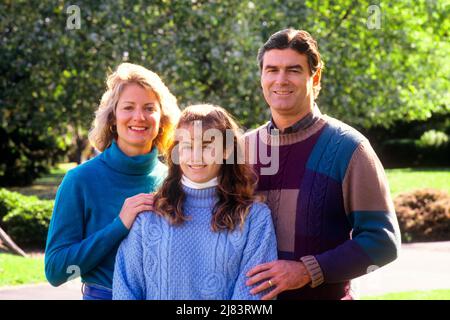 1990S PORTRAIT MUTTER UND VATER MIT TEENAGERTOCHTER IM FREIEN LÄCHELND BEIM BLICK AUF DIE KAMERA - KJ13491 NET002 HARS PAPA MAMA NOSTALGISCH PAAR SCHÖNHEIT SUBURBAN FARBE MÜTTER ALTE ZEIT NOSTALGIE ALTE MODE 1 JUVENILE ZUFRIEDEN FAMILIEN FREUDE LIFESTYLE FRAUEN VERHEIRATET EHEPARTNER EHEMÄNNER ERWACHSENE HEIM LEBEN KOPIEREN RAUM MENSCHEN KINDER HALBLANGE TÖCHTER MÄNNER TEENAGER MÄDCHEN VERTRAUEN VÄTER MANN UND FRAU PARTNER AUGENKONTAKT EHEMÄNNER UND EHEFRAUEN GLÜCK FRÖHLICH UND VÄTER STOLZ LÄCHELT PULLOVER VERBINDUNG FRÖHLICH STILVOLLE TEENAGER JUGENDLICHE MITTLEREN ERWACHSENEN MITTLEREN ERWACHSENEN MANN MITTLEREN ERWACHSENEN FRAU MÜTTER PRE-TEEN PRE-TEEN MÄDCHEN Stockfoto