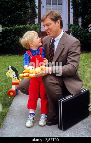 1990S SOHN BEGRÜSST VATER NACH HAUSE VON DER ARBEIT SITZEN AUF DAD’S SCHOSS LÄCHELND AUF IHN HALTEN TEDDYBÄR - KJ13497 NET002 HARS NOSTALGISCHES PAAR GESCHÄFTSLEUTE GEMEINSCHAFT VORORT BÄR FARBE EXECUTIVE ALTE ZEIT NOSTALGIE ALTE MODE 1 TEDDY GRUSS JUVENILE KOMMUNIKATION KARRIERE JUNGE ERWACHSENE FÜHRER SÖHNE FAMILIEN FREUDE LIFESTYLE HÄUSER ERWACHSEN ZU HAUSE LEBEN KOPIEREN RAUM MENSCHEN KINDER FREUNDSCHAFT HALBE LÄNGE WOHN MÄNNER GEBÄUDE BERUF VÄTER ALLEINERZIEHEND LAP ALLEINERZIEHEND ELTERN WEISS KRAGEN ANZUG UND KRAWATTE BEGRÜSSEN BERUF GLÜCK VÄTER STOLZ AUF HÄUSER BERUFE GESCHÄFTSLEUTE GESCHÄFTSLEUTE Stockfoto