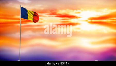 Zusammengesetztes Bild der schwenkenden rumänischen Flagge gegen den Sonnenuntergang am Himmel im Hintergrund Stockfoto