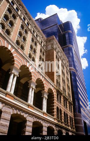 1990S FASSADE DES ALTEN LESENDEN EISENBAHN-TERMINALGEBÄUDES, ERBAUT 1893 UND NEUES BÜROGEBÄUDE JENSEITS VON PHILADELPHIA PENNSYLVANIA USA - KP5727 NET002 SÄULENHARE IMMOBILIENSTRUKTUREN UNTERNEHMEN GEBÄUDE JENSEITS DER GEBAUTEN FASSADE HAUPTHAUS HAUPTSITZ NATIONALEN HISTORISCHEN WAHRZEICHEN TERMINAL 1893 BÖGEN GUSSEISERNE STADT DER BRÜDERLICHEN LIEBE DEPOT ALTMODISCH Stockfoto