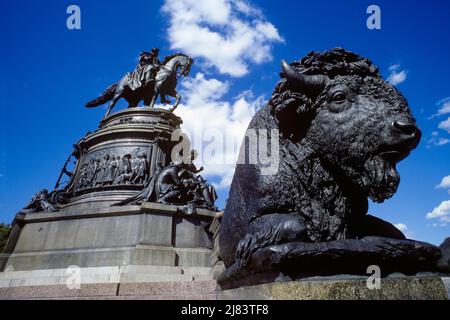 1990S GEORGE WASHINGTON DENKMAL UND AMERIKANISCHE BISON SKULPTUR EAKINS OVAL AUF DEM BENJAMIN FRANKLIN PARKWAY PHILADELPHIA PA USA - KP5758 NET002 HARS GRÜNDUNGSVATER OLD FASHIONED VIRGINIAN Stockfoto