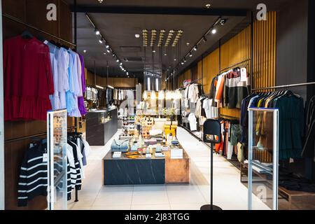 Interieur eines brandneuen Modekleidungsladens. Panorama, Vilnius, Litauen 10. April 2022 Stockfoto