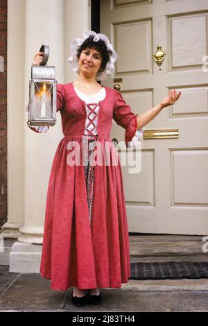 1980S KOLONIAL GEATTERT DOZENT BEGRÜSST BESUCHER IN HISTORISCHEN POWEL HAUS PHILADELPHIA PENNSYLVANIA GEBAUT 1765 - KP5765 NET002 HARS HÄUSER ERWACHSENE USA KOPIEREN RAUM FREUNDSCHAFT VOLLE LÄNGE WOHNGEBÄUDE BLICKKONTAKT STRUKTUR STÄDTISCHES ZENTRUM ENTDECKUNG BERÜHMTE PA NORDOST REISE USA PRIDE-HÄUSER KEYSTONE-BESETZUNGEN REGION MITTELATLANTIK COMMONWEALTH MITTELATLANTIK OSTKÜSTE STÄDTE-GUIDE KEYSTONE STATE RESIDENCE STILVOLLE MITTELATLANTIK STAAT COMMONWEALTHS KOOPERATION MID-ADULT MID-ADULT FRAU BESUCHER KAUKASISCHE ETHNIE GEORGISCH ALTMODISCH Stockfoto